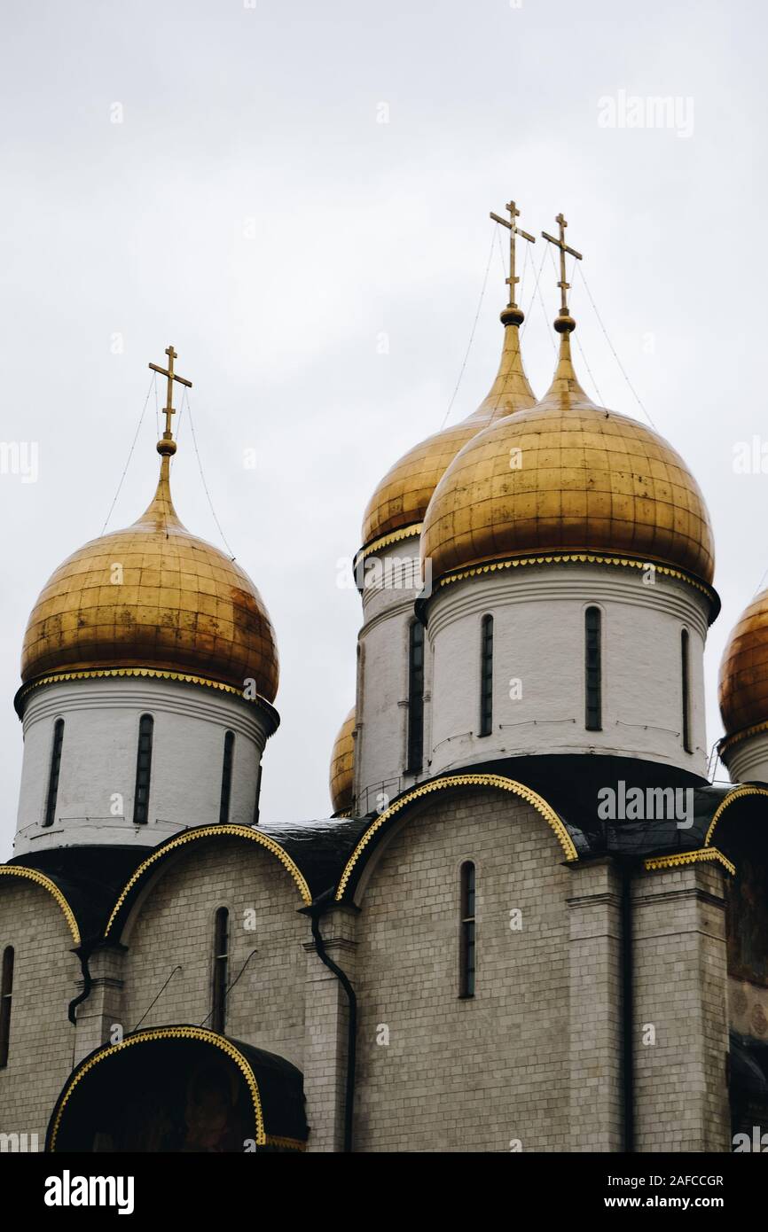 Goldenen Kuppeln in der Kirche die Deposition von der Robe im Kreml in Moskau Stockfoto