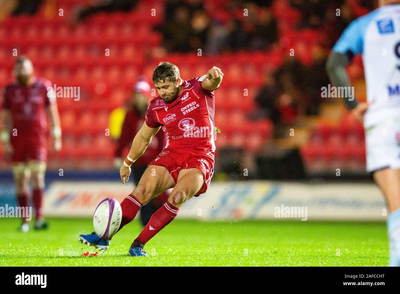 Llanelli, UK. 14. Dezember, 2019. Scarlets Verteidiger Leigh Halfpenny tritt eine Vertragsstrafe in Scarlets v Bayonne Challenge Cup Rugby übereinstimmen. Credit: gruffydd Ll. Thomas/Alamy leben Nachrichten Stockfoto