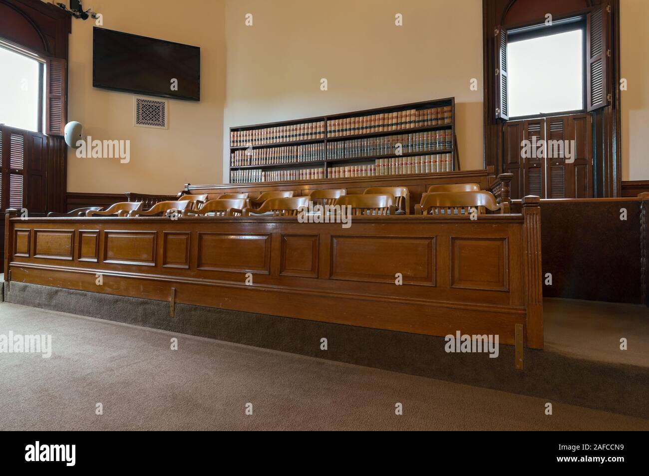 DALLAS, Oregon - 11. MAI 2015: Licht aus geöffneten Fenstern fällt auf die Jury, in einem Gerichtssaal im Polk County Courthouse Stockfoto