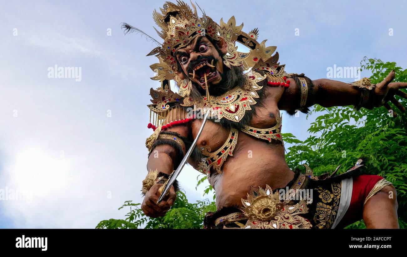 KUTA, Indonesien - März, 16, 2018: ogoh-ogoh Statue mit Rauch besondere Wirkung bei Kuta, Bali Stockfoto