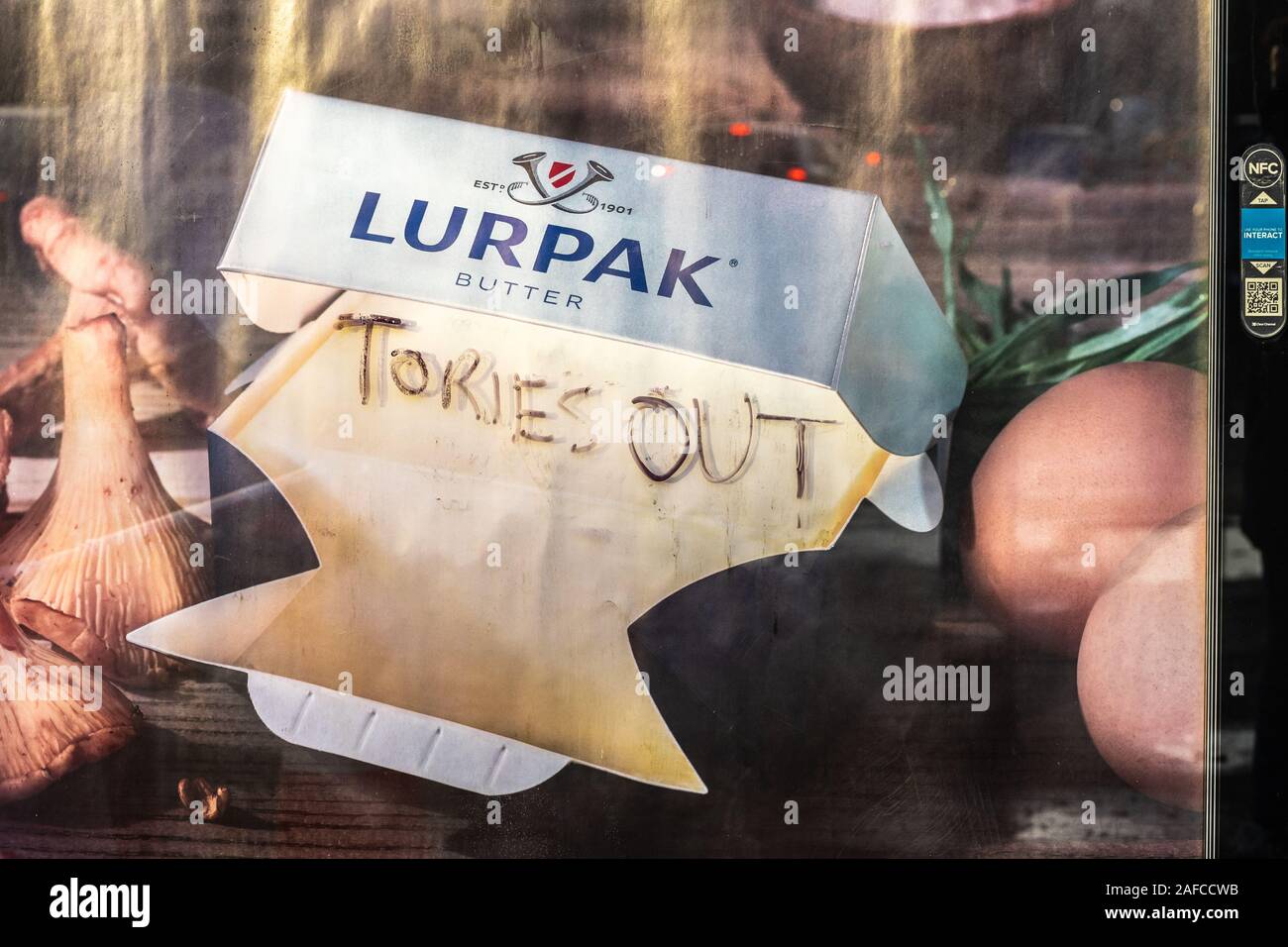 Ein Slogan von Tories Out gegen das Establishment kritzelte über eine Butteranzeige auf der Seite eines Busheims in Southampton, England, Großbritannien Stockfoto