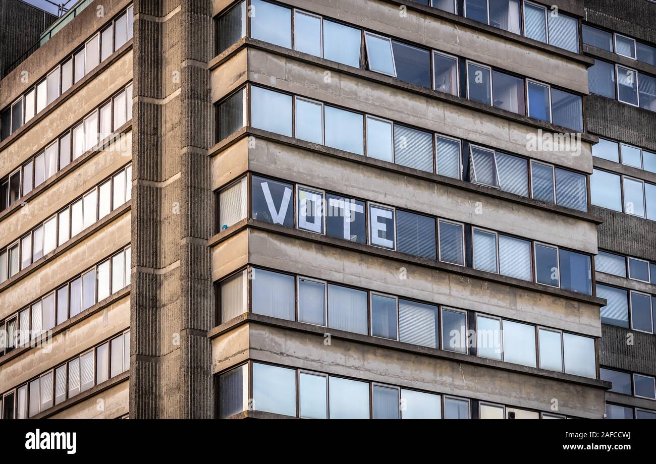 Das Wort "STIMME" in großen Briefen, das in einem Fenster eines Gebäudes in Southampton während des Wahlkampfs 2019 in Englland, Großbritannien, angezeigt wird Stockfoto
