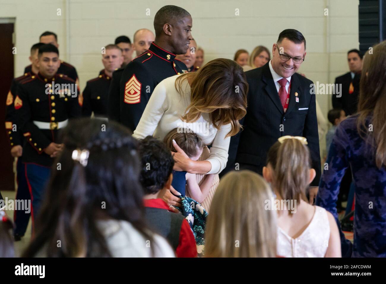 Washington, Vereinigte Staaten von Amerika. 09 Dez, 2019. First Lady Melania Trump grüßt Kinder, ein Spielzeug für Tots Weihnachtsfeier Montag, Dezember 9, 2019, in gemeinsamen Basis Anacostia-Bolling in Washington, DC: First Lady Melania Trump Credit: Stürme Media Group/Alamy leben Nachrichten Stockfoto