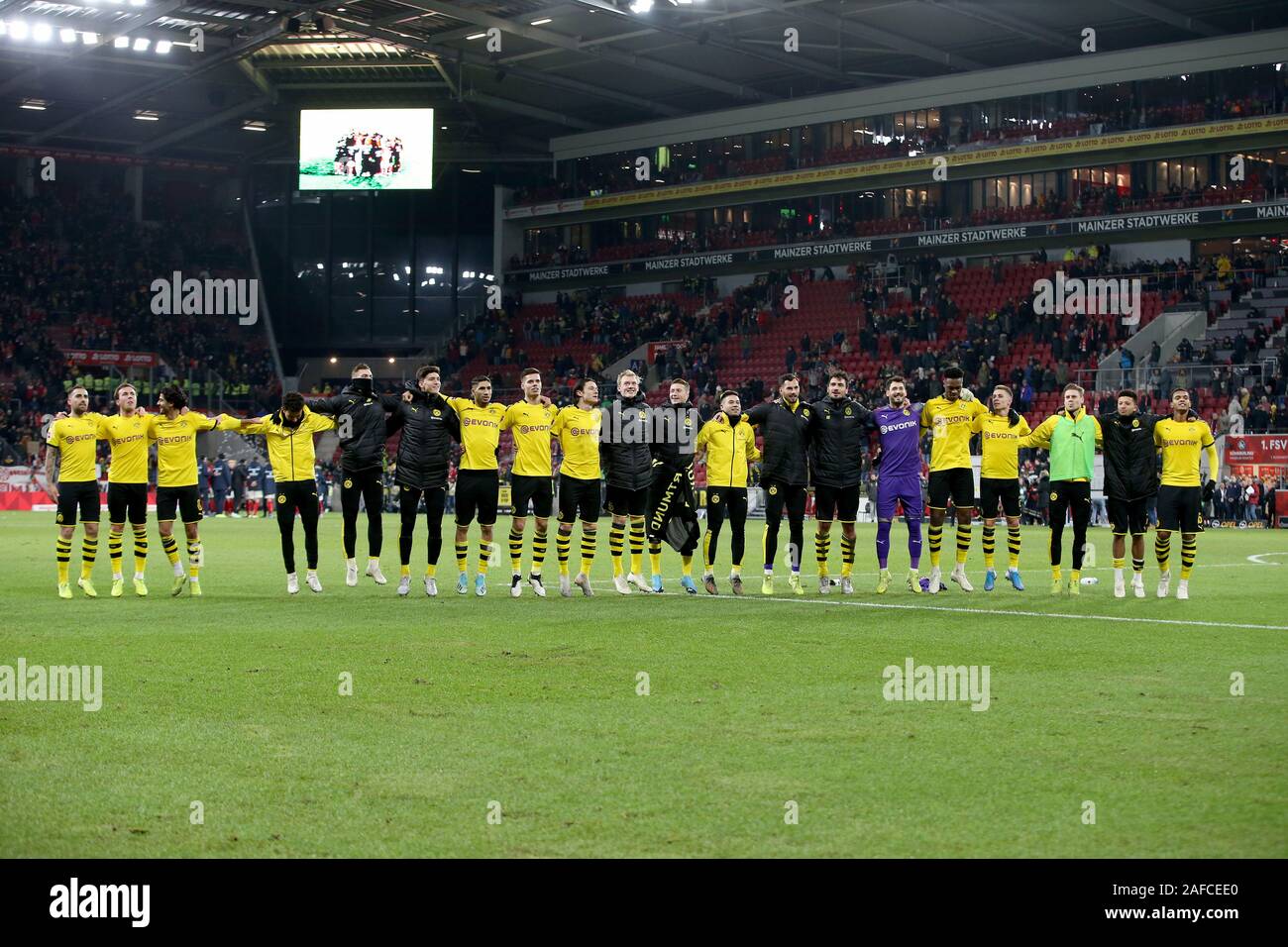 Mainz, Deutschland. 14 Dez, 2019. Spieler von Dortmund Feiern nach dem Gewinn der deutschen Fußball-Bundesliga Match gegen den FSV Mainz 05 in Mainz, Deutschland, Dez. 14, 2019. Quelle: Joachim Bywaletz/Xinhua/Alamy leben Nachrichten Stockfoto