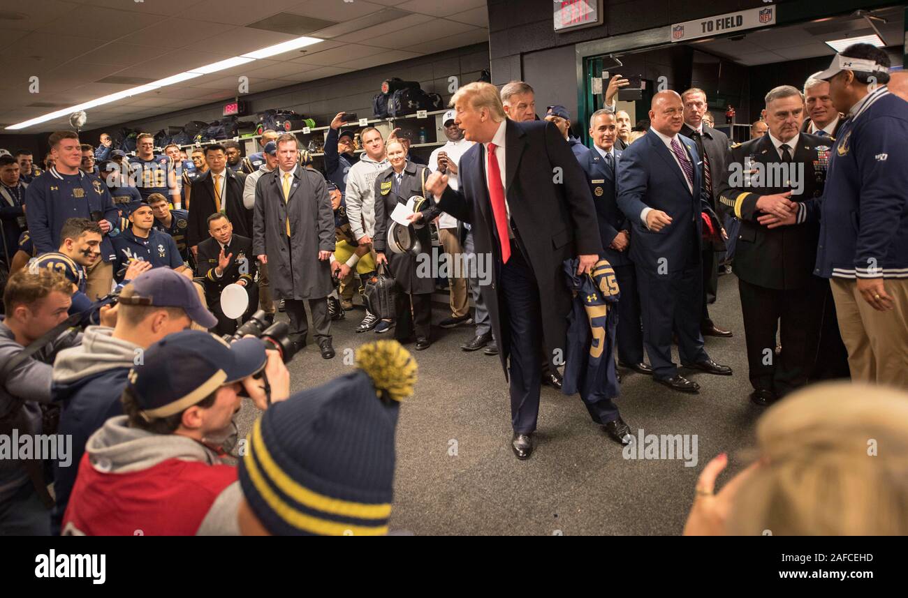 PHILADELPHIA (31. 14, 2019) Präsident Donald J. Trumpf traf mit dem US Naval Academy Midshipmen Coaching Staff und Spielern vor dem 120 Army-Navy Fußball-Spiel. Das Team präsentierte Trumpf mit Jersey und Patch zu Ehren des Matrosen im Dez. 6 schießen auf Naval Air Station Pensacola, Florida getötet. (U.S. Marine Foto von Mass Communication Specialist 1. Klasse Sarah Villegas) Stockfoto