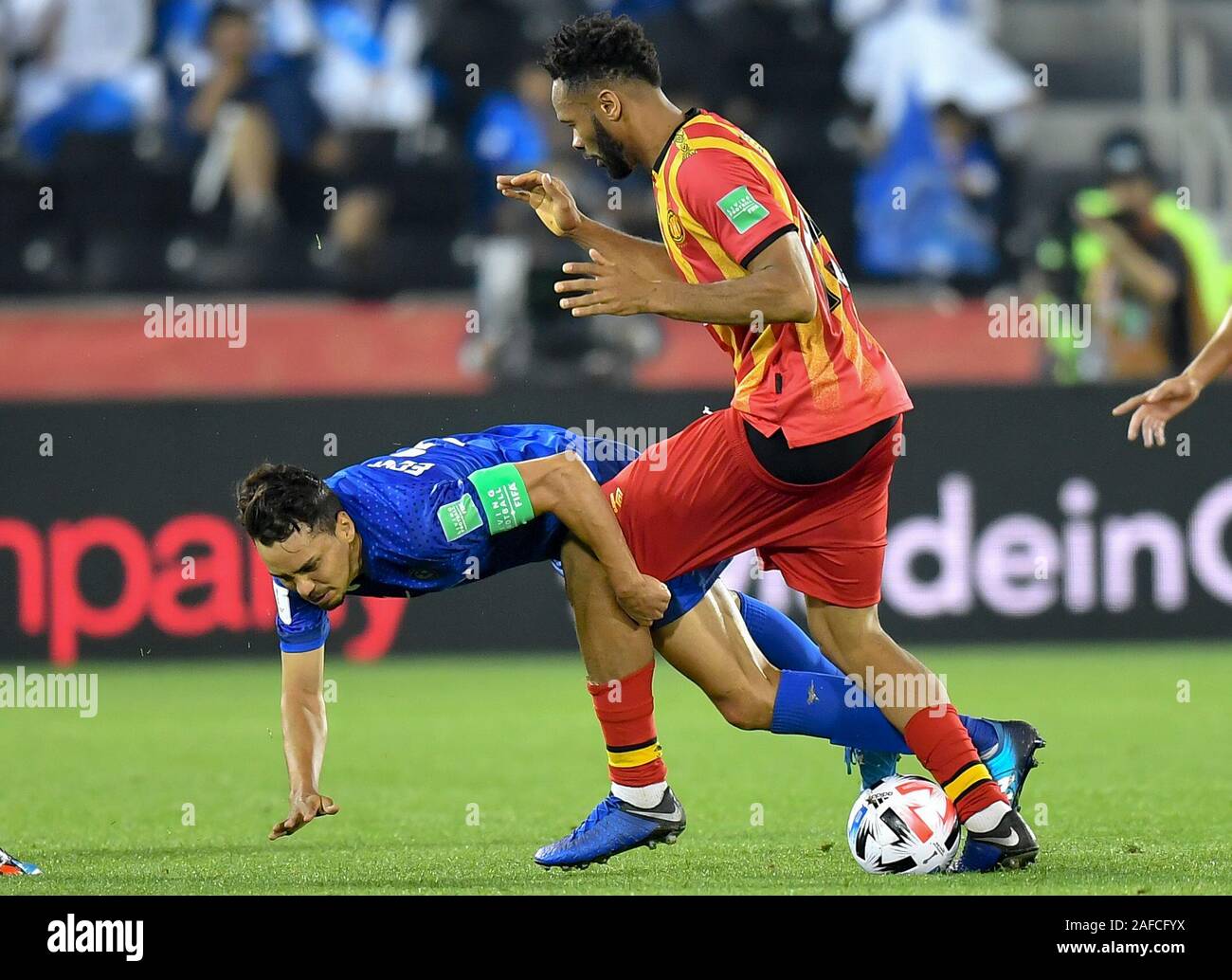 Doha, Katar. 14 Dez, 2019. Carlos Eduardo (L) Al Hilal FC Mias mit Fousseny Coulibaly Esperance Sportive De Tunis während der FIFA Club Weltmeisterschaft Katar 2019 Achtelfinale zwischen Saudi-Arabien Al Hilal FC und Tunesiens Esperance Sportive De Tunis am Jassim Bin Hamad Stadion in Doha, der Hauptstadt von Katar, am Dez. 14, 2019. Credit: Nikku/Xinhua/Alamy leben Nachrichten Stockfoto