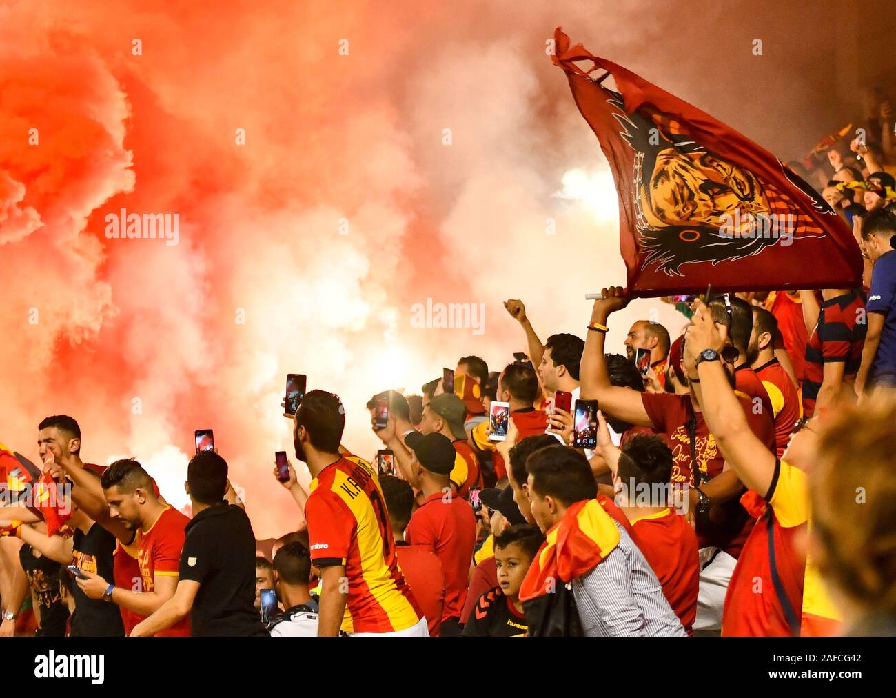 Doha, Katar. 14 Dez, 2019. Esperance Sportive De Tunis Anhänger jubeln für Ihre Mannschaft während der FIFA Club Weltmeisterschaft Katar 2019 Achtelfinale zwischen Saudi-Arabien Al Hilal FC und Tunesiens Esperance Sportive De Tunis am Jassim Bin Hamad Stadion in Doha, der Hauptstadt von Katar, am Dez. 14, 2019. Credit: Nikku/Xinhua/Alamy leben Nachrichten Stockfoto