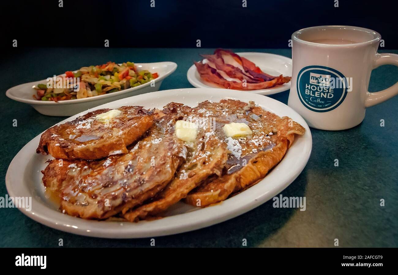 Croissant French Toast ist mit Speck und hashbrowns für Frühstück bei der Metro Diner, 29. Juli 2018, in Huntsville, Alabama gekoppelt. Stockfoto