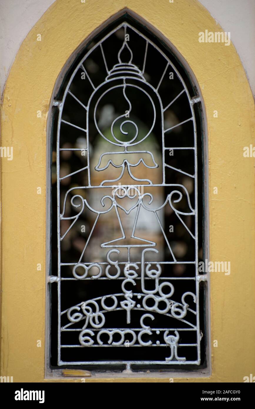 Fenstergeländer mit Wörtern in der myanmarischen Schrift, Botahtaung Paya, Buddhas erste Heilige Hair Relic Pagode, Yangon, Myanmar Stockfoto