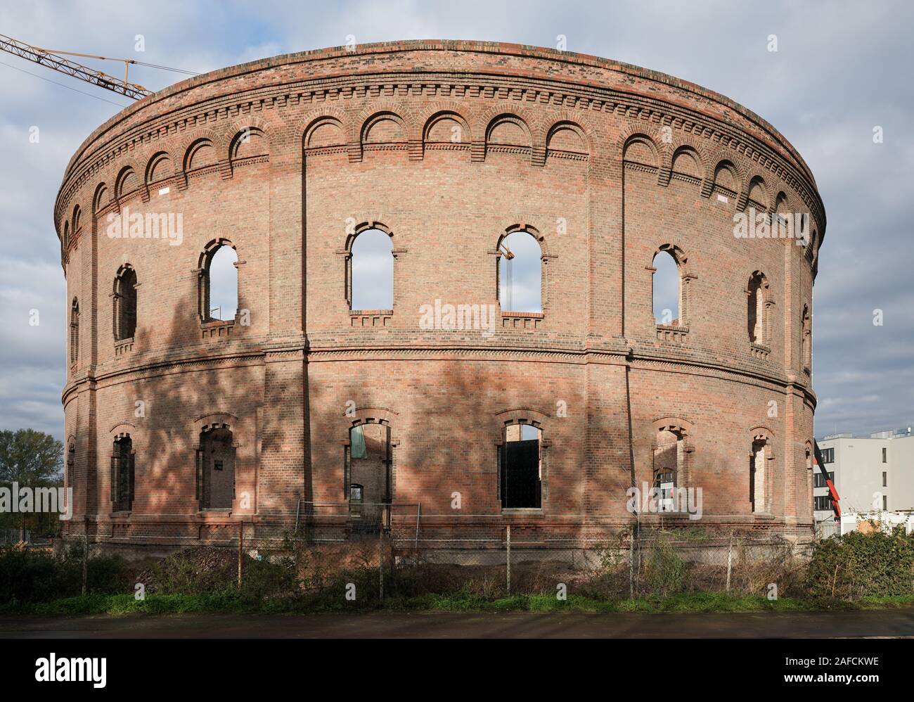 07 November 2019, Sachsen-Anhalt, Halle (Saale): In der ehemaligen Gasometer am Holzplatz in Halle, der Stadt Halle wird zurzeit ein neues Planetarium mit einem Investitionsvolumen von 14,4 Mio. Euro von der Flut. Das neue Gebäude ist ein besonderer Ort für außerschulische und kulturelle Bildung. (Dpa' Planetarium Halle möchte mehr als Sonne, Mond und Sterne' zu bieten). Foto: Peter Endig/dpa-Zentralbild/dpa Stockfoto