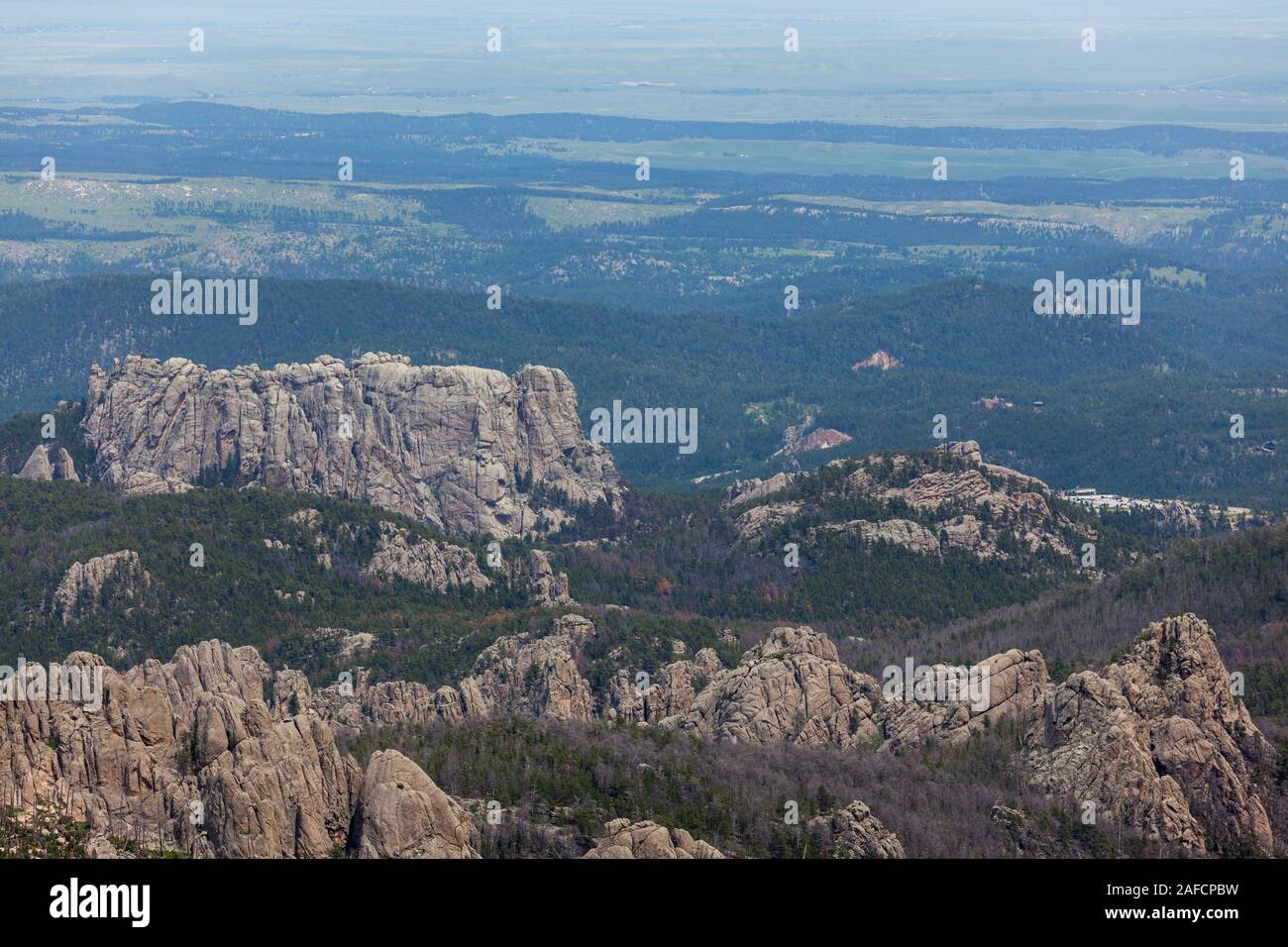 Die Rückseite der großen Rock Formation, ist der Mount Rushmore auf der linken Seite mit einem Parkplatz auf der rechten Seite wie von Black Elk Peak in Custe gesehen Stockfoto