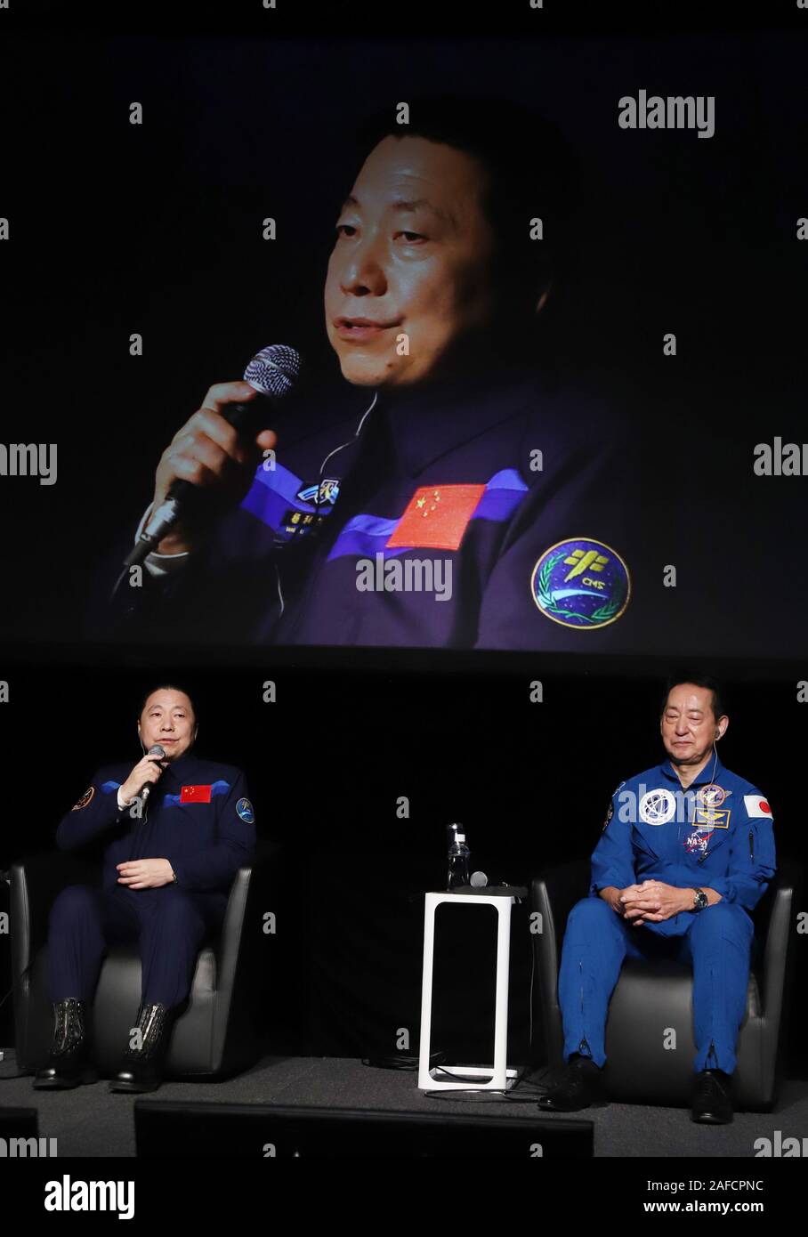 Tokio, Japan. 14 Dez, 2019. Chinas erster astronaut Yang Liwei (L) und ehemaliger japanischer Astronaut Mamoru Mōri (R) halten eine Talkshow im Nationalmuseum von aufstrebenden Wissenschaft und Innovation (Miraikan) in Tokio am 14. Dezember 2019. Yang, Chinas militärische Pilot wurde der erste Person geschickt in den Raum von Shenzhou 5 im Jahre 2003. Credit: Yoshio Tsunoda/LBA/Alamy leben Nachrichten Stockfoto