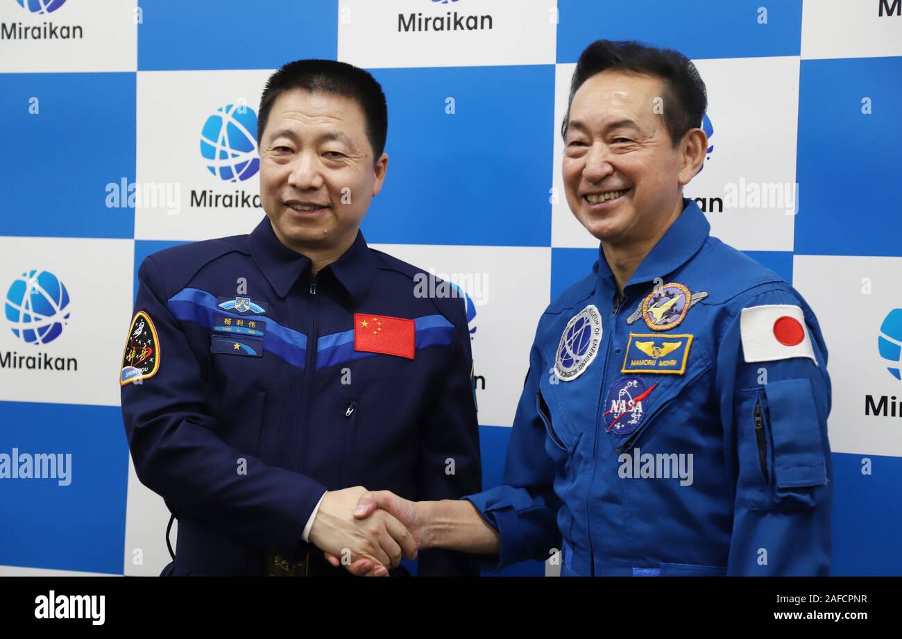 Tokio, Japan. 14 Dez, 2019. Chinas erster astronaut Yang Liwei (L) schüttelt Hände mit ehemaliger japanischer Astronaut Mamoru Mōri (R) nach ihrer Talkshow am nationalen Museum der aufstrebenden Wissenschaft und Innovation (Miraikan) in Tokio am 14. Dezember 2019. Yang, Chinas militärische Pilot wurde der erste Person geschickt in den Raum von Shenzhou 5 im Jahre 2003. Credit: Yoshio Tsunoda/LBA/Alamy leben Nachrichten Stockfoto