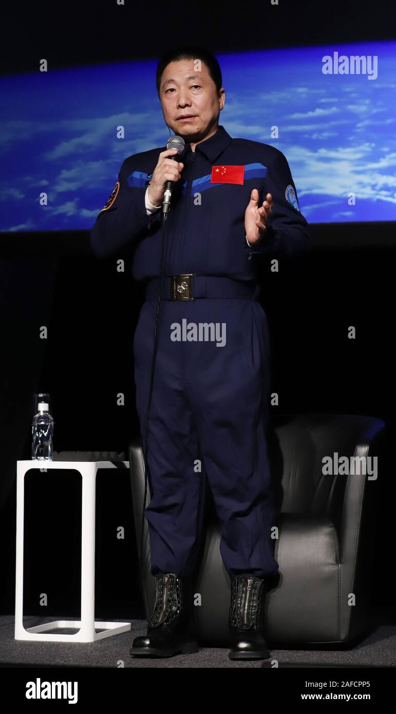 Tokio, Japan. 14 Dez, 2019. Chinas erster astronaut Yang Liwei hält eine Talkshow mit ehemaliger japanischer Astronaut Mamoru Mōri im Nationalmuseum von aufstrebenden Wissenschaft und Innovation (Miraikan) in Tokio am 14. Dezember 2019. Yang, Chinas militärische Pilot wurde der erste Person geschickt in den Raum von Shenzhou 5 im Jahre 2003. Credit: Yoshio Tsunoda/LBA/Alamy leben Nachrichten Stockfoto