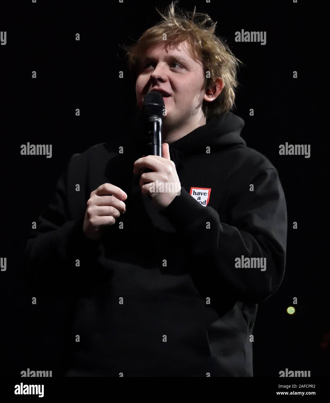 PHILADELPHIA, PA, USA - Dezember 11, 2019: Lewis Capaldi auf der Q102 iHeartRadio Jingle Ball bei Wells Fargo Center. Stockfoto