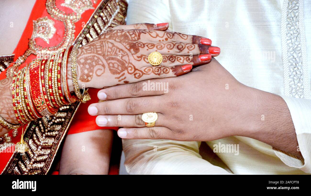 Eine indische Braut und Bräutigam ihre Verlobungsringe während einer hinduistischen Hochzeit Ritual zeigt Stockfoto