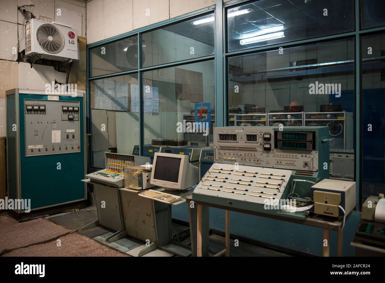 Operationen Zimmer in den Kontrollraum des Reaktors Nummer drei aus dem Atomkraftwerk von Tschernobyl verbunden. Der Raum enthält die ursprünglichen Maschinen, Computer, Monitore und Panels. Kernkraftwerk Tschernobyl, Tschernobyl, Ivankiv Rajon, Oblast Kiew, Ukraine, Europa Stockfoto
