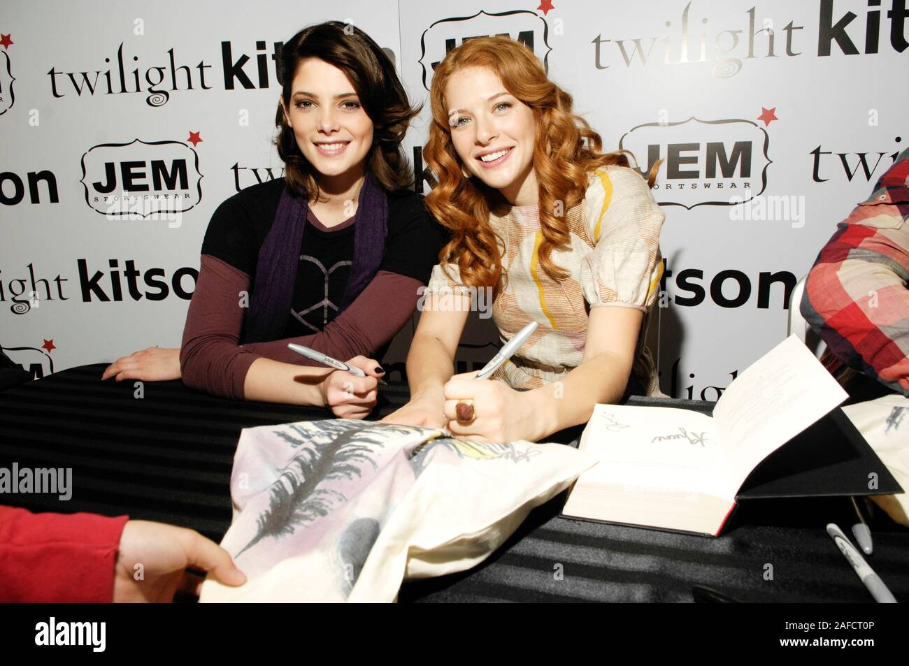Ashley Greene und Rachelle Lefevre während der 'Twilight' DVD und Bekleidung Start bei Kitson in Los Angeles. Stockfoto