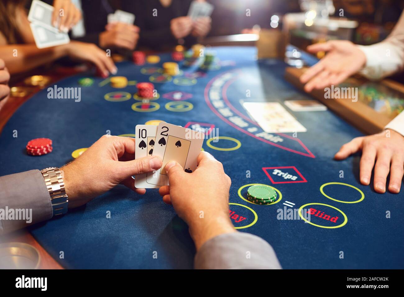 Close-up Hände eines Poker Spieler Kontrolle Karten in einem Casino. Stockfoto