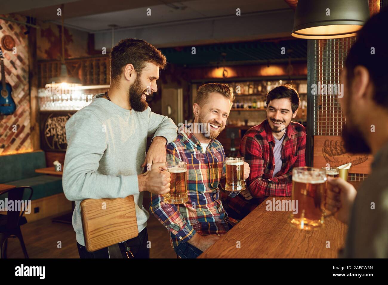 Trinken Gruppe von männlichen Freunden Bier auf einer Party in einer Bar. Stockfoto