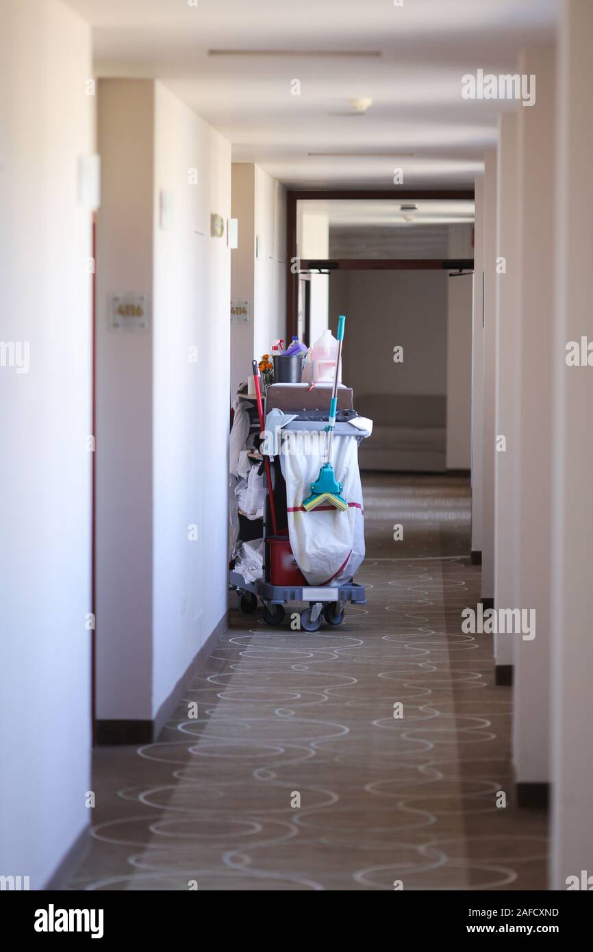 Zimmermädchen Trolley auf dem Flur eines Luxus Hotels Stockfoto