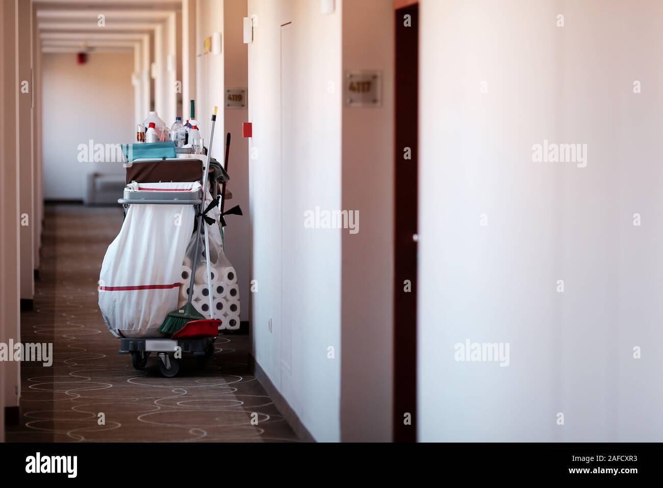 Zimmermädchen Trolley auf dem Flur eines Luxus Hotels Stockfoto