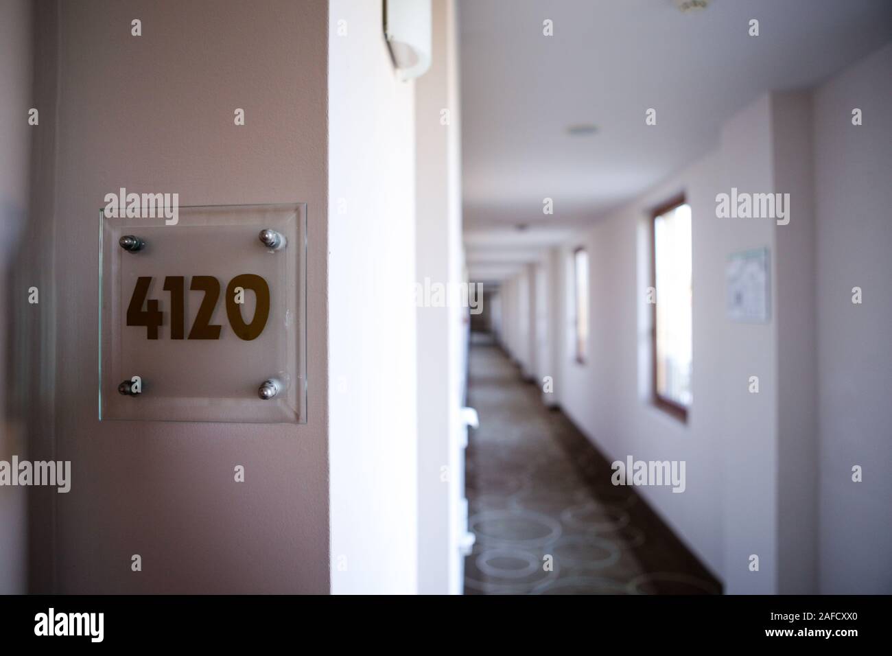 Flache Tiefenschärfe (selektive Fokus) Bild mit einem Zimmer auf dem Flur eines Hotels Stockfoto