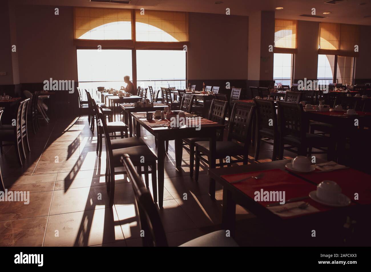 Flache Tiefenschärfe (selektive Fokus) Bild mit Tabellen in einem Restaurant beim Frühstück am frühen Morgen Stockfoto