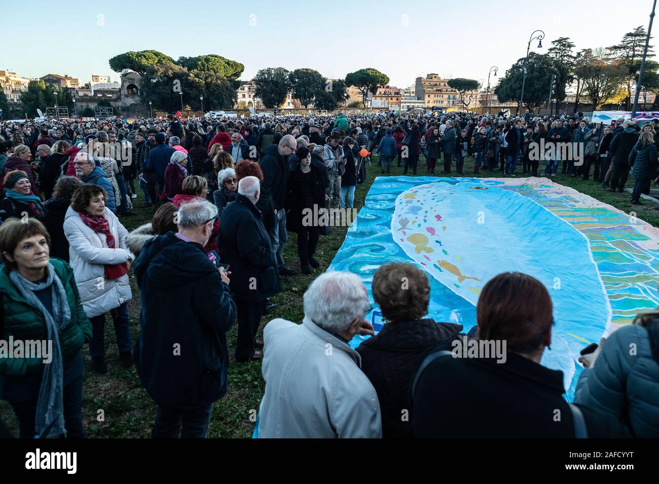 Demonstration in Rom, Italien, 14-12-2019, der Bewegung der "ardines'. In Bologna, Italien als Reaktion auf Souveränität", zu anti-Einwanderungspolitik und auf die verbale Aggression von Parteien wie der Liga der Matteo Salvini und die Brüder Italiens, Giorgia Meloni geboren. Stockfoto
