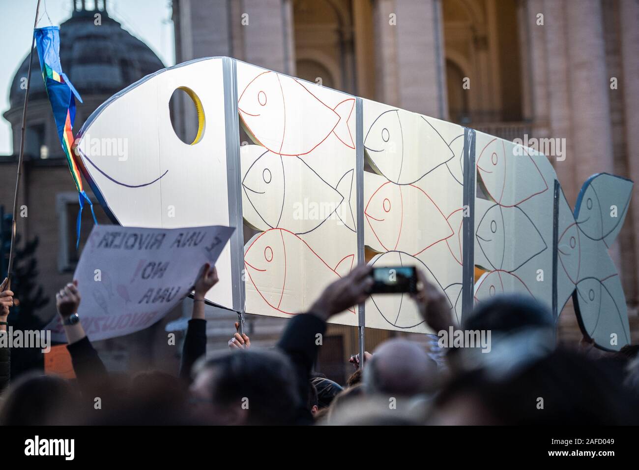 Demonstration in Rom, Italien, 14-12-2019, der Bewegung der "ardines'. In Bologna, Italien als Reaktion auf Souveränität", zu anti-Einwanderungspolitik und auf die verbale Aggression von Parteien wie der Liga der Matteo Salvini und die Brüder Italiens, Giorgia Meloni geboren. Stockfoto