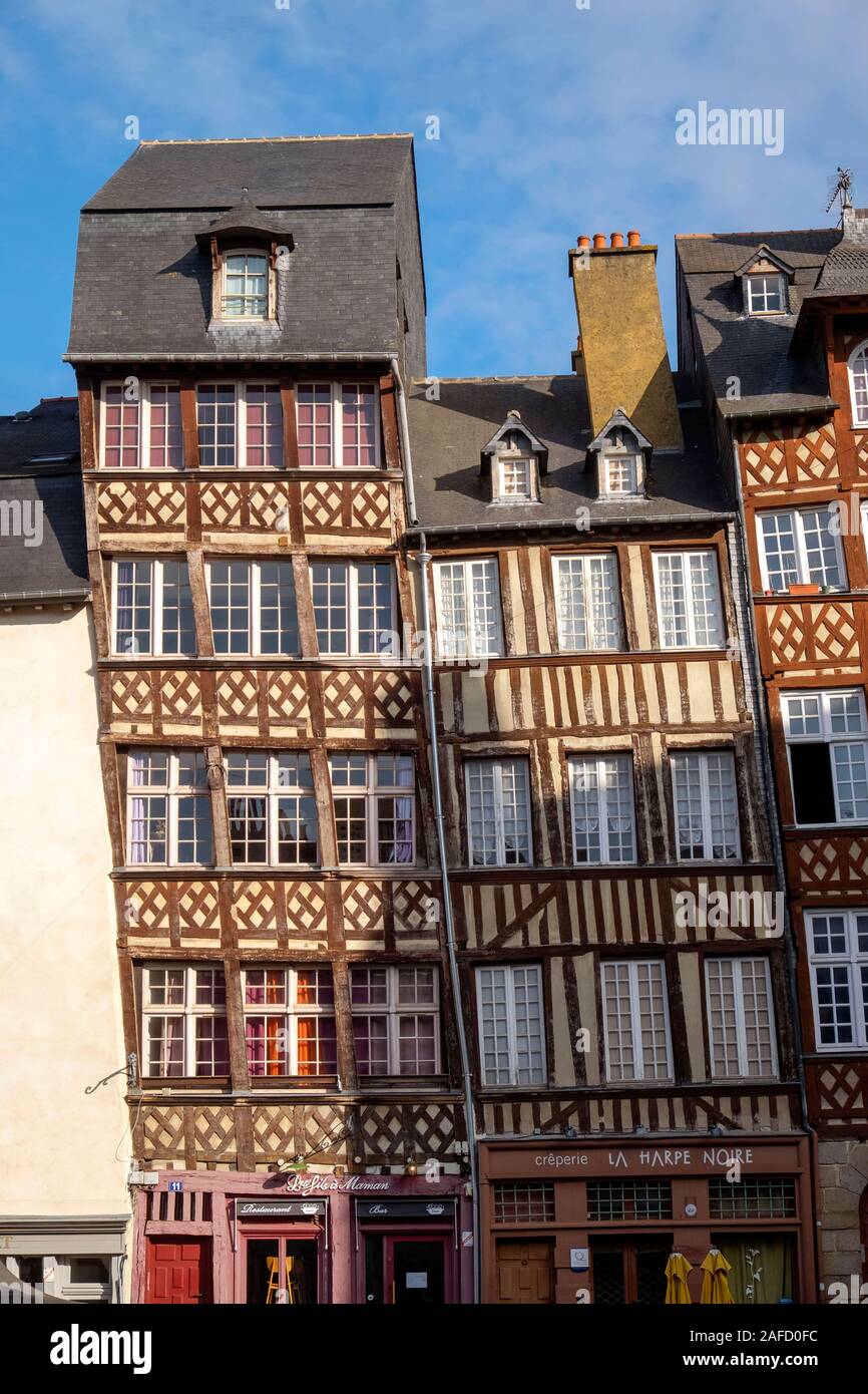 Reihe von hohen, schmalen und verwinkelten mittelalterlichen Häusern, Place Du Champ Jacquet, Rennes, Bretagne, Frankreich, Europa Stockfoto