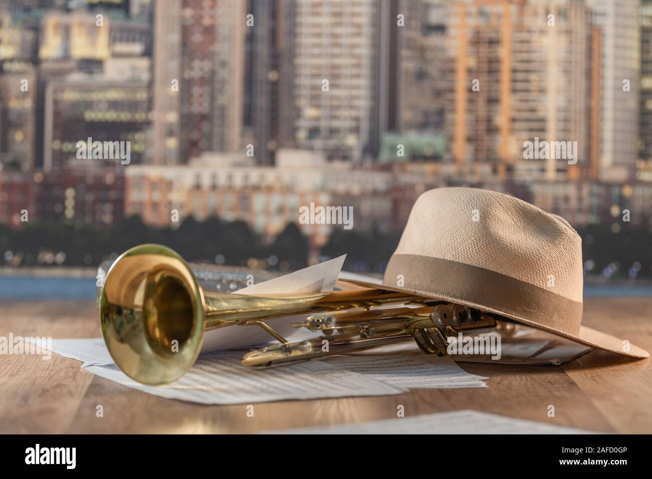 Nahaufnahme einer Trompete, einen Hut und musikalische Bögen Stockfoto