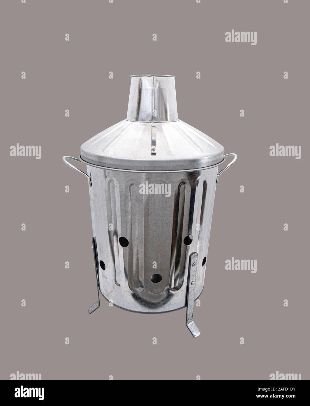Verzinkte Garten Verbrennungsanlage Bin auf weißem Hintergrund Stockfoto