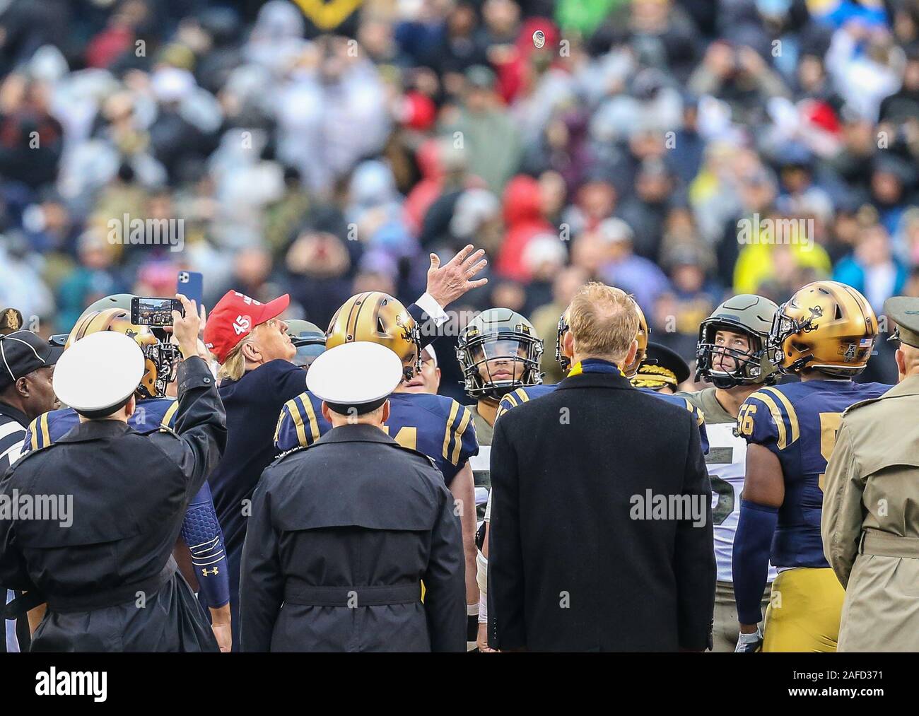 Philadelphia, PA, USA. 14 Dez, 2019. Präsident Donald Trump mit der Münze werfen, bevor ein NCAA Football Spiel zwischen der Armee schwarzen Ritter und die Navy Midshipmen am Lincoln Financial Field in Philadelphia, PA. Mike Langish/Cal Sport Media. Credit: Csm/Alamy leben Nachrichten Stockfoto