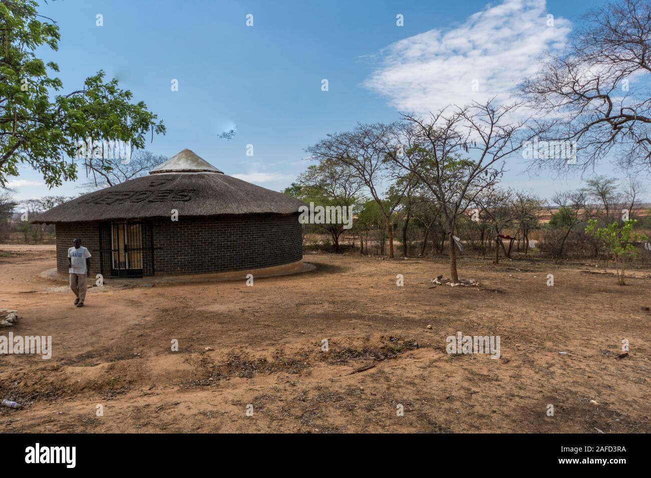 Chinoyi (Sinoia), Simbabwe. Eine Gedenkhütte im Mashonaland West Provincial Heroes Acre, dem Ort der ersten Schlacht zwischen Rhodesian Forces und ZANU Guerillas im Rhodesian Bush Krieg / Simbabwe Unabhängigkeitskrieg. Stockfoto