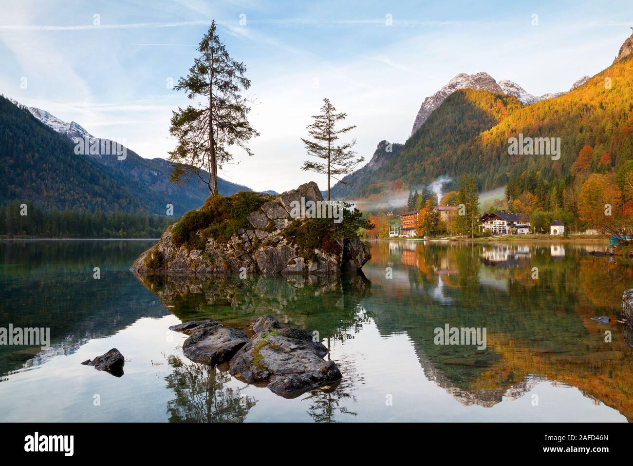 Schöne Herbstfarben in der Sonnenaufgang am Hintersee in Bayern Alpen in Deutschland Stockfoto