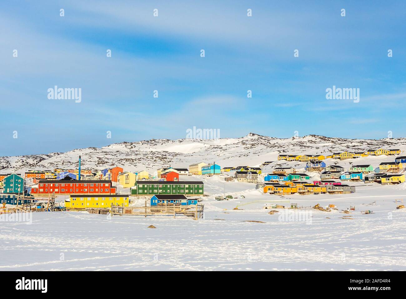 Arktis Stadtzentrum mit bunten Inuit Häuser auf den felsigen Hügel im Schnee, bedeckt, Avannaata Gemeinde Ilulissat, Grönland Stockfoto