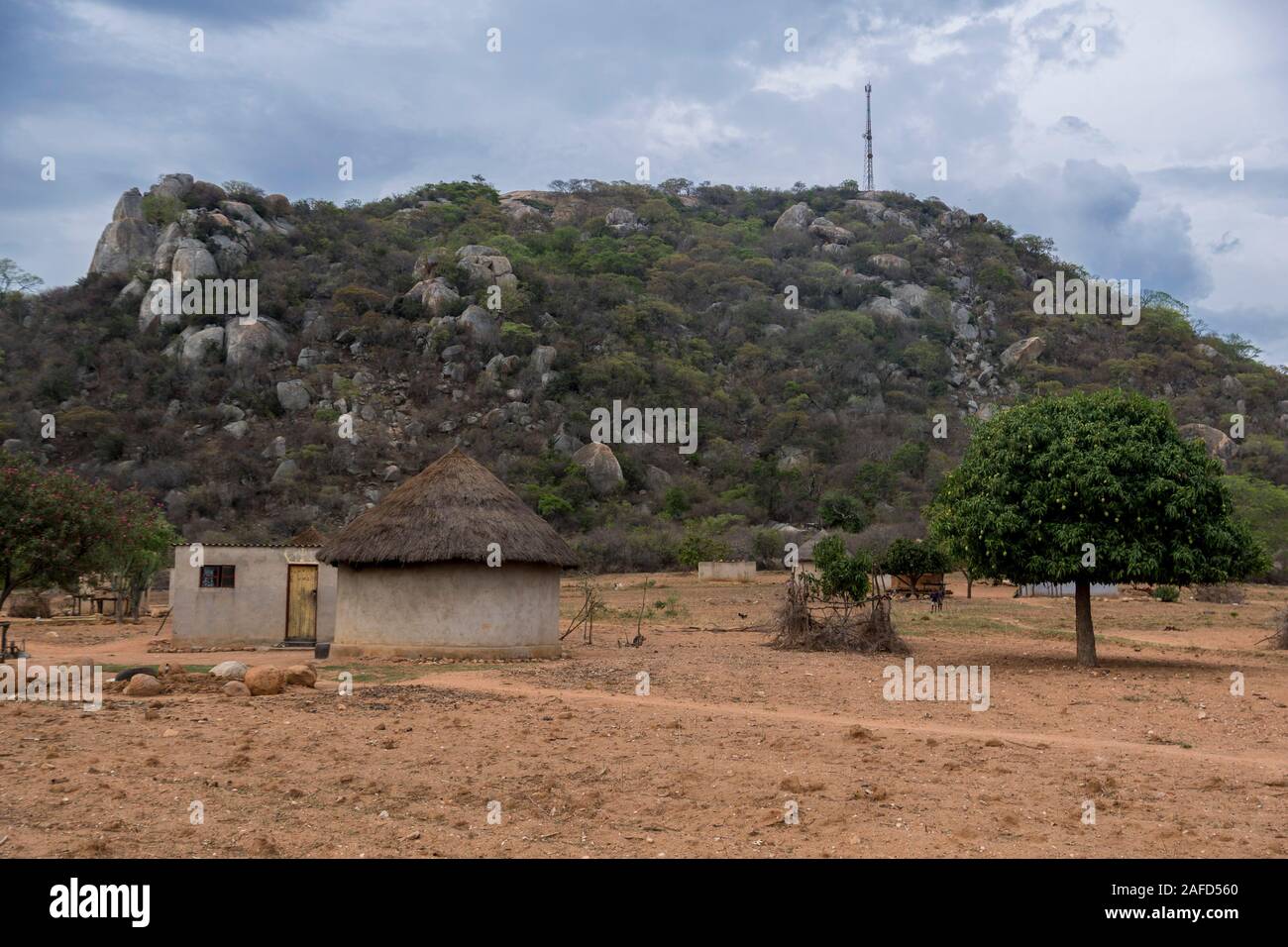 PZimbabwe. Dzapasi Assembly Point (AP Foxtrot) National Monument, am Standort des größten Guerilla-Montagepunkts nach dem Waffenstillstand von 1979 zwischen der Regierung von Simbabwe und der ZANLA- und ZIPRA-Guerillabewegung. Stockfoto