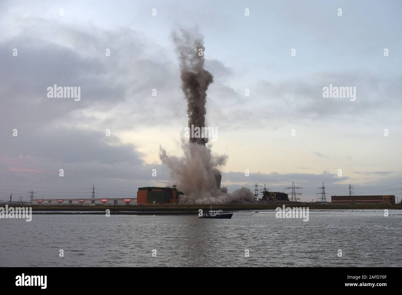 Dartford, Kent, Großbritannien. 15. Dezember 2019. Der Abriss des 215 Meter Schornstein am Littlebrook Power Station ist der nächste Schritt in der Demontage der Anlage, die im Jahr 2015 geschlossen und öffnete zuerst als Kohle- Station im Jahr 1939 und war eine Navigationshilfe für die Luftwaffe während des Zweiten Weltkriegs. Die Explosion, die von Kent basierte Abriss Firma Braun und Mason eine vorübergehende Schließung der nahe gelegenen QE2 Brücke über die Themse aus Essex zu Kent verursacht. Der Schornstein stand zweimal so groß wie der Big Ben und der zweitgrößte in Großbritannien. Quelle: Martin Dalton/Alamy leben Nachrichten Stockfoto