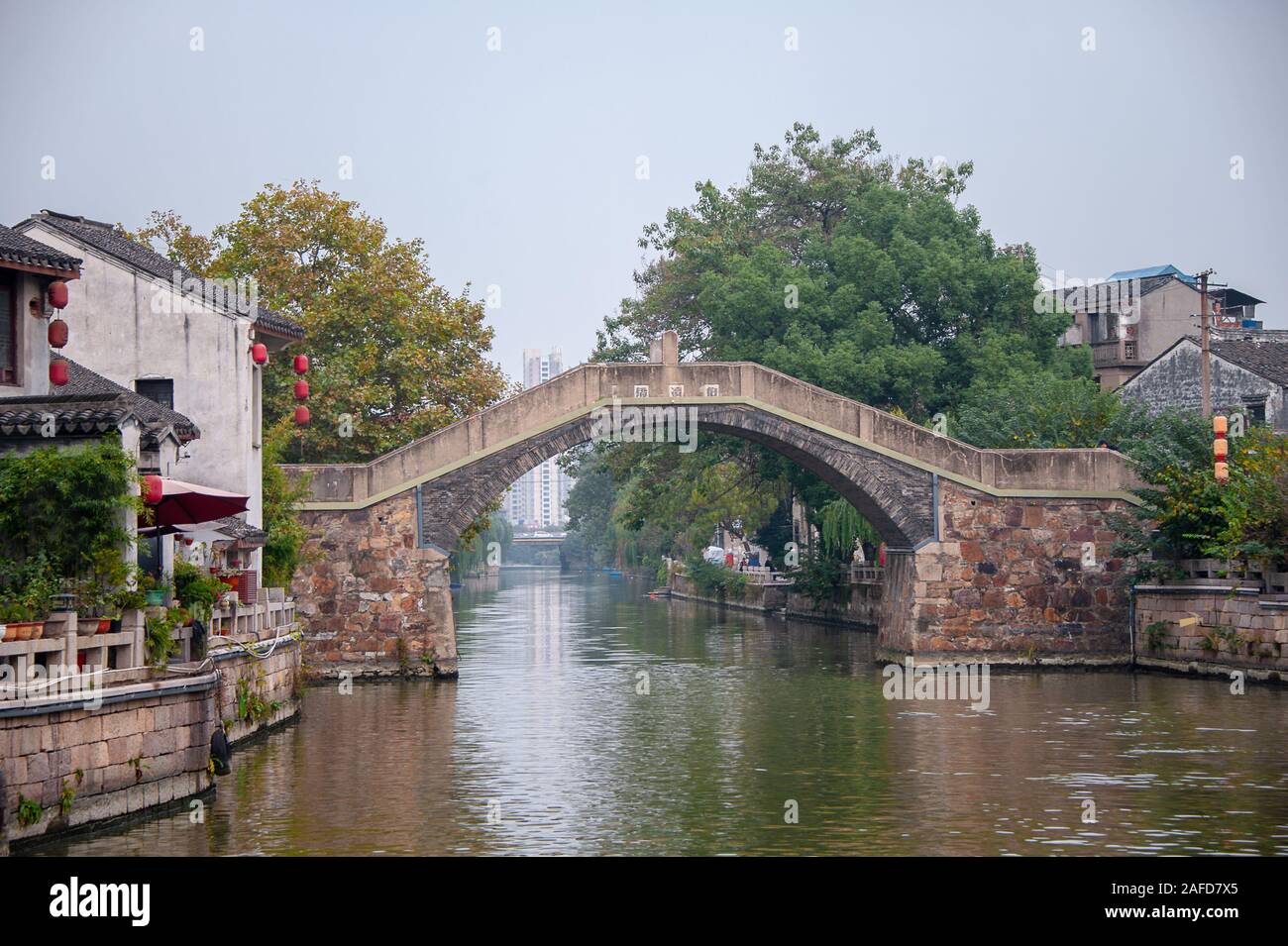 Einen malerischen Blick auf die Altstadt am Kanal Wuxi, Provinz Jiangsu, China. Teil eines Netzes von Wasserstraßen, die von der Grand Canal - China verbunden. Stockfoto