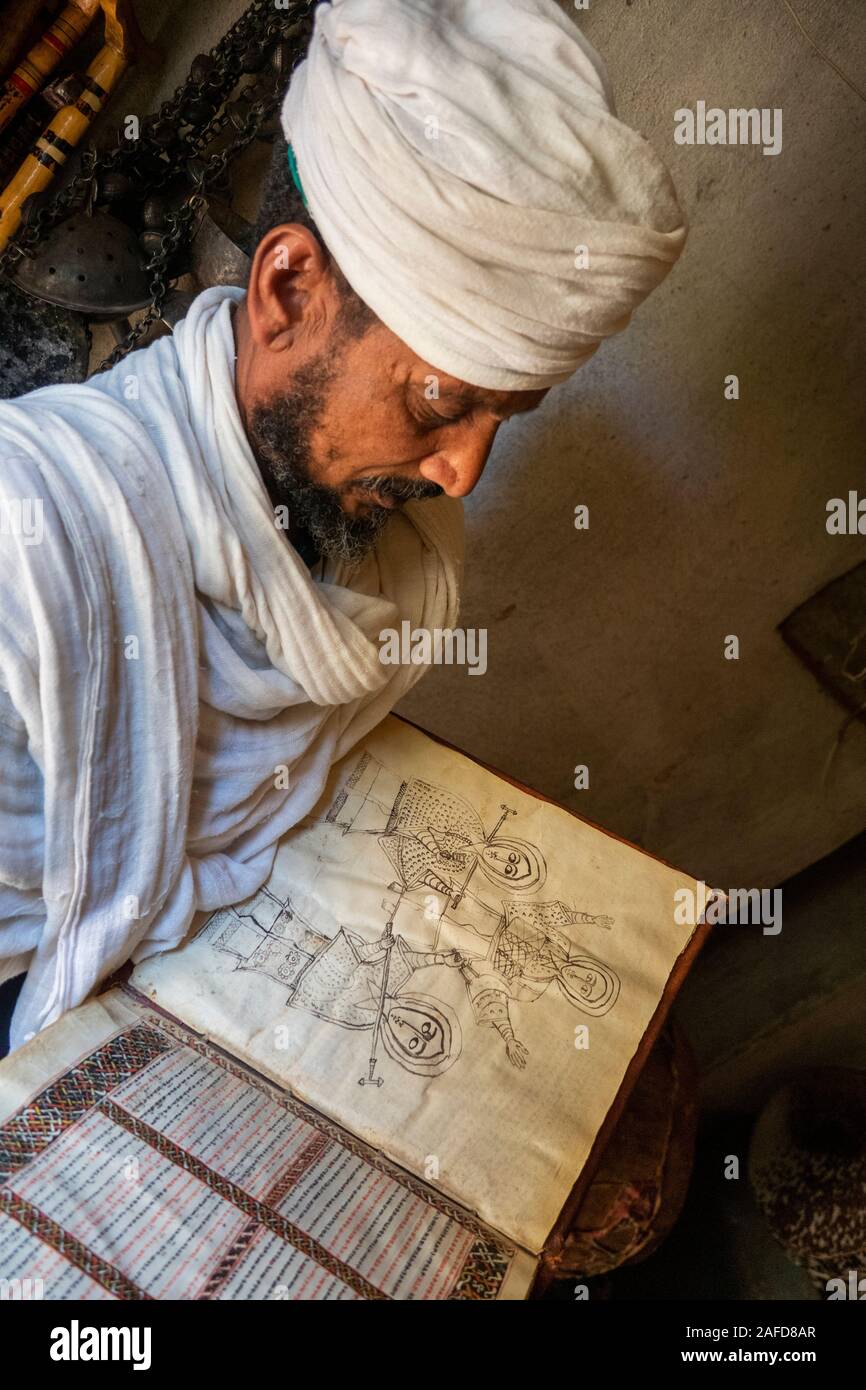 Äthiopien, Tigray, Adwa, Yeha, Priester anzeigen Alte illuminierte Handschrift mit Schwarzweiß-Zeichnung der Priester mit dem Gebet sticks Stockfoto