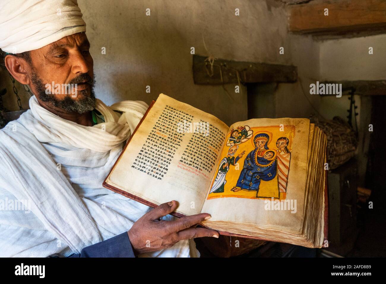 Äthiopien, Tigray, Adwa, Yeha, Priester anzeigen Krippe Seite des alten Bilderhandschrift Stockfoto