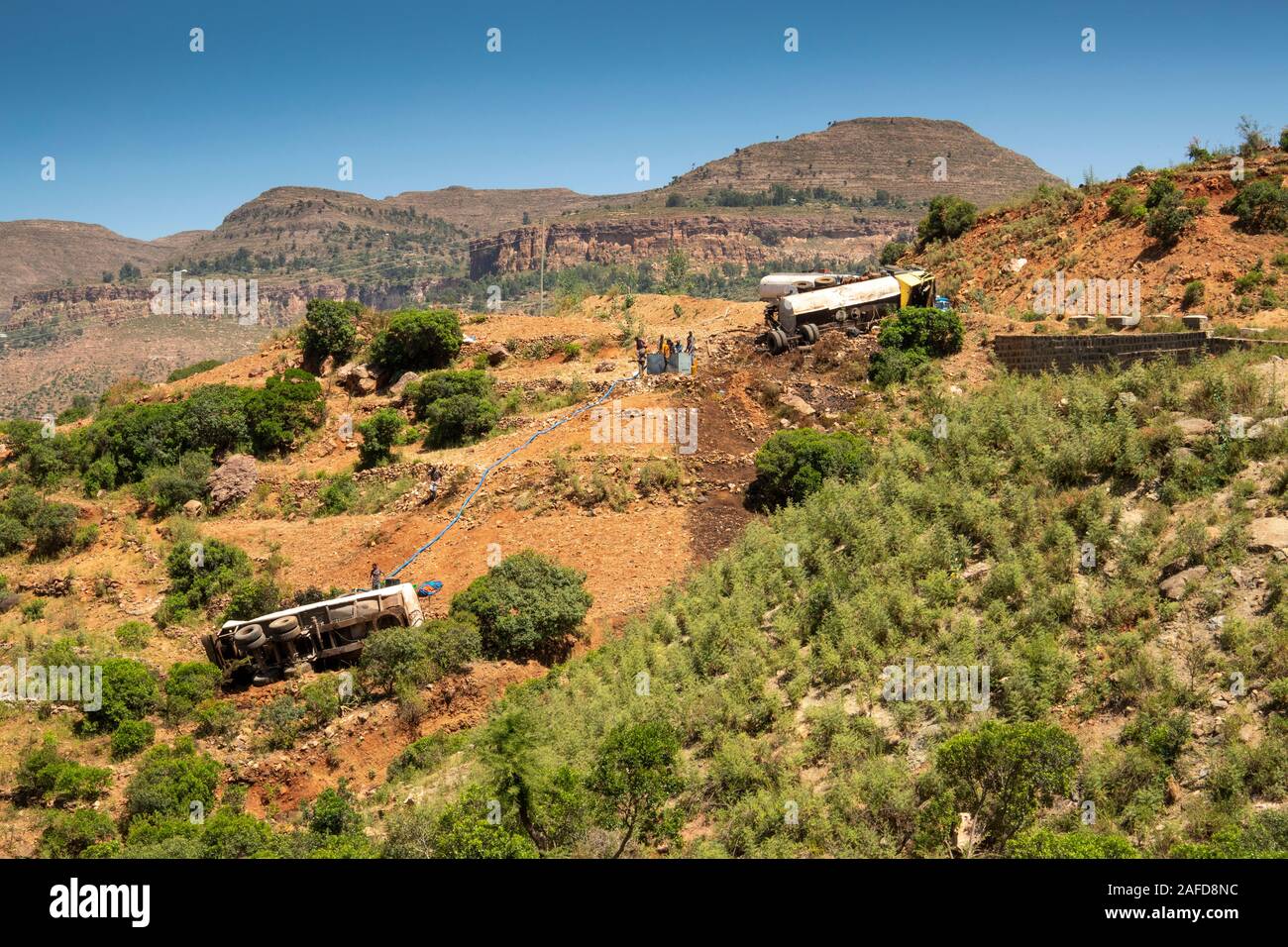 Äthiopien, Tigray, Azhera, den Kraftstoffverbrauch Tankwagen entleert, nachdem Absturz Autobahn, Stockfoto