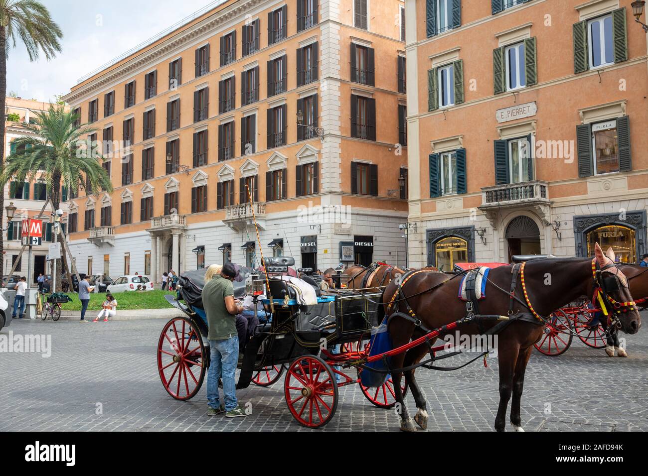 Rom Piazza Di Spagna mit Pferd, Kutsche warten auf Touristen für einen Ausflug in die Innenstadt von Rom, Latium, Italien Stockfoto