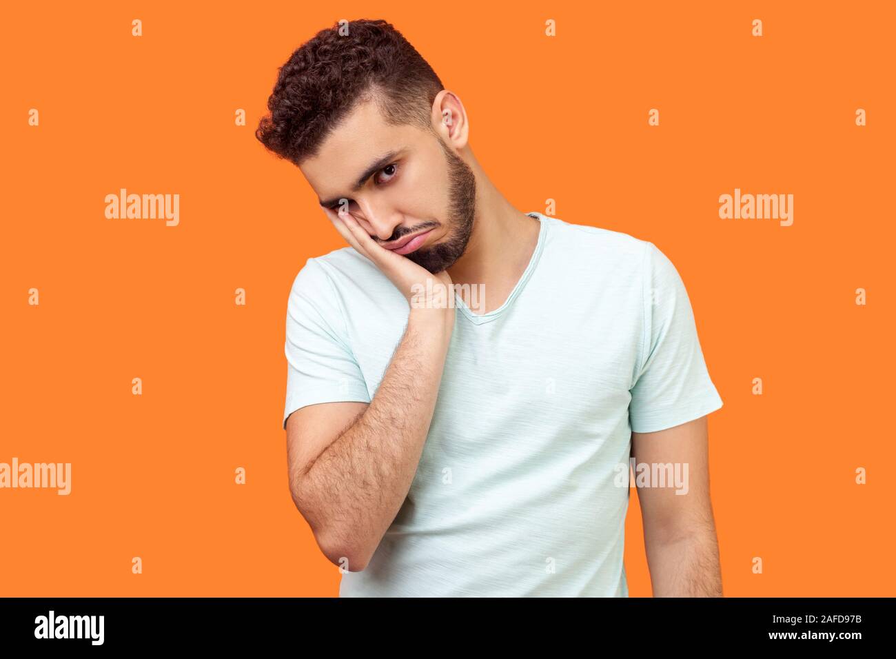 Ich bin gelangweilt, alles müde. Porträt der dunkelhaarige Mann mit Bart im weißen T-Shirt mit Kamera mit Desinteresse, öde langwierig Gesichtsbehandlung expressio Stockfoto