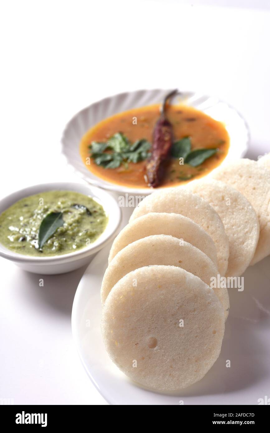Idli mit Sambar und Kokos Chutney, indische Gericht: South Indian ...