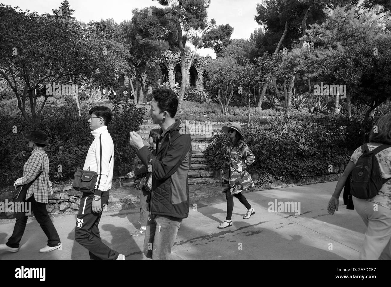 Begeisterte Touristen strömten zu Park Güell in Barcelona gesehen hier in Schwarzweiß Format. Stockfoto