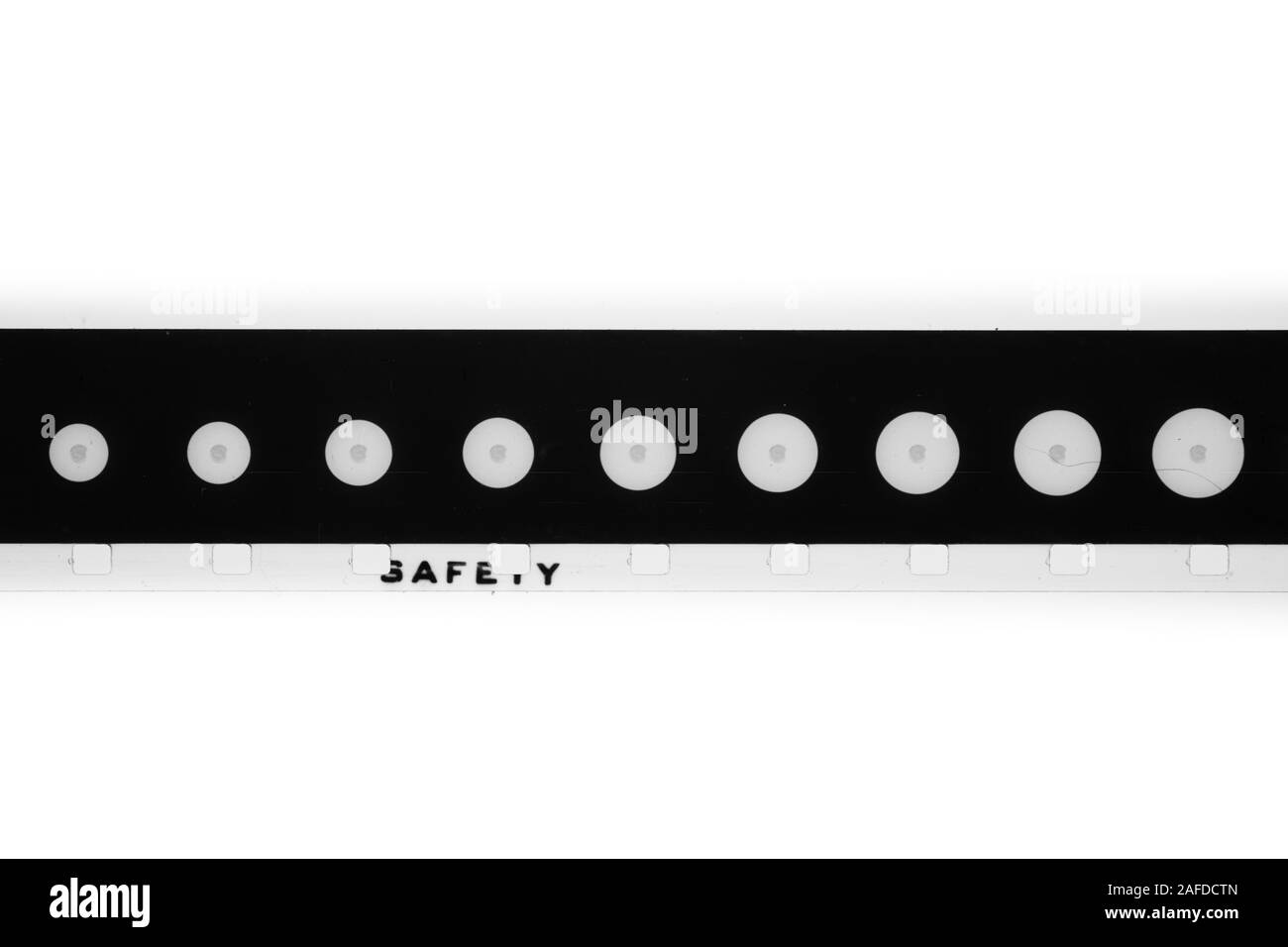 Detail von Super 8 mm Streifen schwarz-weiß Film Führer Schwanz mit runder Form und Sicherheit text auf Perforation gauge Kino Hintergrund Stockfoto