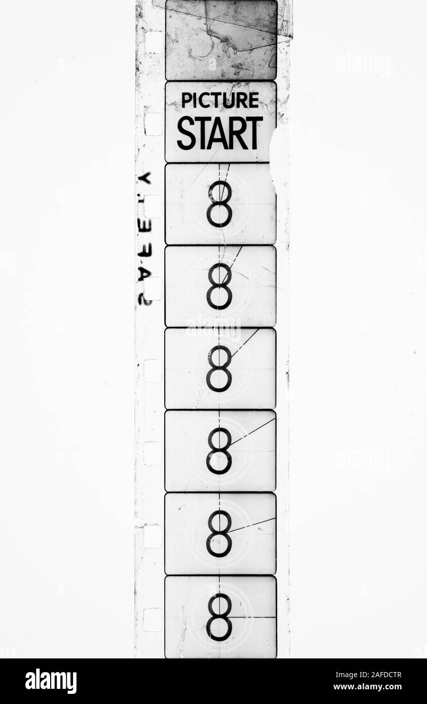 Detail von Super 8 mm Filmstreifen beschädigt und verkratzt schwarz-weiß Film Schwanz leader Countdown Zahlen Bild Text kino Hintergrund starten Stockfoto