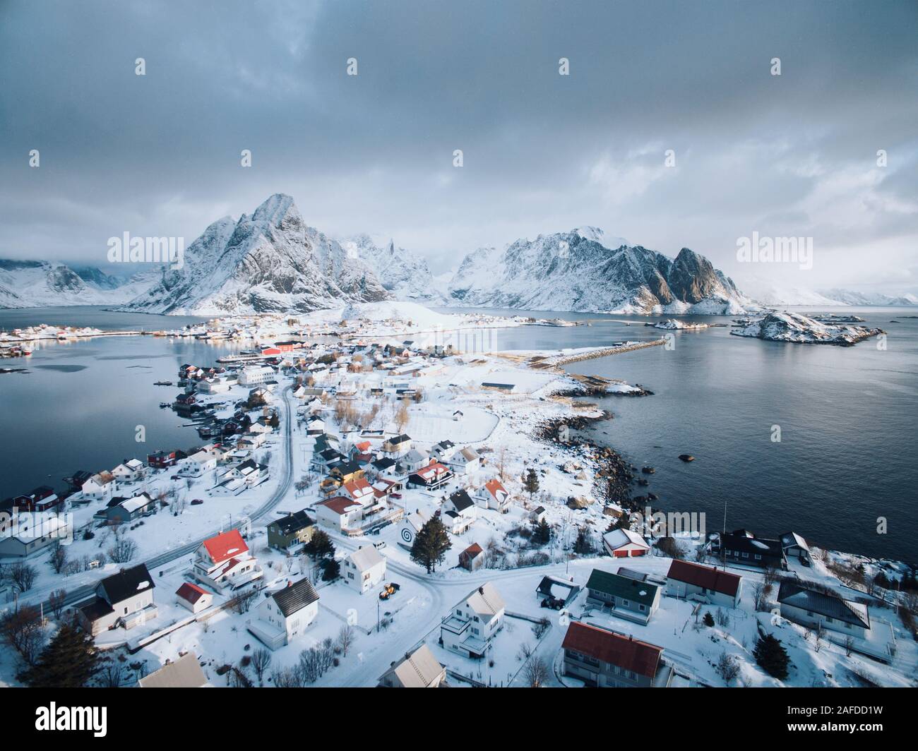 Reine, Luftaufnahme mit Schnee. Lofoten, Norwegen Stockfoto